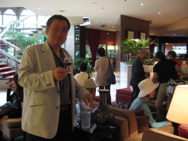 メリディアンホテルへチェックイン。「如何にも」の<br />「ポートワイン」をウェルカムドリンクとして頂く。<br /><br />メリディアンといってもしばらく前に石油資本系？の「ティアラ」グループに買収されて既に名前も変わっていますが、タクシーではメリディアンで普通に通じるし、むしろそちらの方が分かりいいのだそうな。グローバル経済や市場主義は、全くもって生活者に不自由をかけてます。<br />