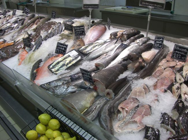 夕食前に、通りの向かいのスーパー探検。<br /><br />なるほど魚介類の種類の豊富さには驚きました。