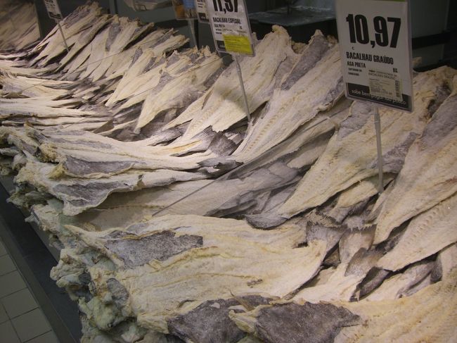 干しタラ売り場などはポルトガルならでは。日本では見られない光景です。<br />