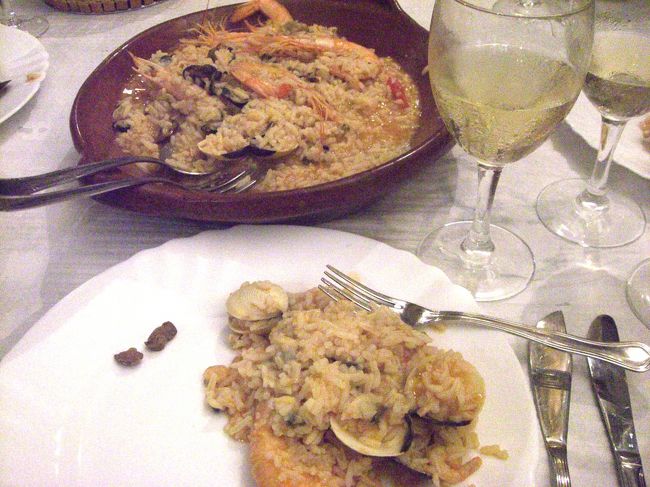リベイロ界隈のレストランでシーフードリゾットを頂く。パエリアのオジヤみたいなの？。<br /><br />味は？ＮＯＷ１。ナンバー１というのではでなく、イマイチ。<br /><br />ヴィーニョ・ヴェルデ（緑のワイン）と呼ばれる若いワインを一緒に頂きました。