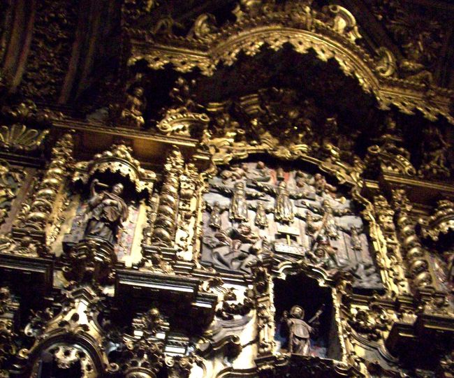 日本での弾圧で殉教した司祭たちをテーマにした装飾。遠く極東の日本での布教活動や殉教は、イエズス会にとってはきっと象徴だったのでしょう。日本（ジパング）との関わりを強く感じられるのは、ポルトガルの教会ならではと感じました。<br /><br />まさに遠藤周作の「沈黙」の世界。旅行前に読み返しとけば良かったと少しばかり後悔。度重なる教会の観光がより一層興味深いものになったかと。マーティン・スコセッシ監督が「沈黙」を映画化する計画もあるとかで、合わせて楽しみ。<br /><br />ポルトガル（キリスト教）側から見ればそれは迫害でありましょう。一方、日本側から歴史的な視点で見れば、日本という国柄を壊してしまう危険性を持っていた異教徒の侵略からわが国を守ったとも言えるのではないか？国柄を守ろうとするだけの気概を持っていたということではないのか？・・・・などと、しばし思索にふけったりして。<br />