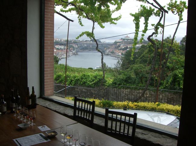 高台にあるワイナリーの窓からのポルトの眺め。<br /><br />おじさん・おばさん世代より上にとって「ポートワイン」と言えば「赤玉」。私なんぞもガキの頃には親に内緒で大人ぶってこっそり飲んだ口。<br /><br />そんな私たちには「赤」「甘い」という印象が強烈にしみこんでいるのですが、白でドライのポートワインもあることを初めて知りました。甘ったるくもなく、食前酒などにはうってつけかも。<br />