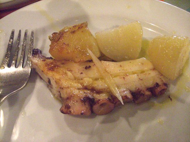 「シェ・ラパン」というリベイラのレストランで昼食。タコとイモのオーブン焼き？旨い！<br /><br />オリーブオイルがたっぷり使われているせいか、もったいなくも多くのテーブルでは残し気味。イモにまでタコの旨みがしみこみ、とても美味しゅうございました。<br />