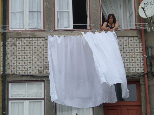 リベイラの洗濯おばさん。<br /><br />実は小雨が降ってる中なんですが、そんなことはお構いなし。「降り止まなかった雨など無いよ」とでも言いたげ。<br />