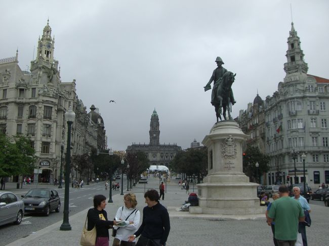 Avenida dos Aliados （アリアードス大通り）。<br />自由広場から市庁舎に到る街の中心地。<br />銅像は初代のブラジル王なのだとか。<br />