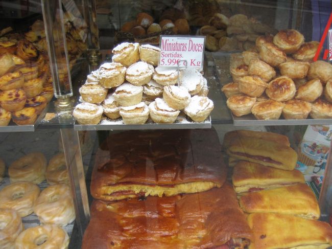 菓子屋の店先。この種のディスプレーで食欲を誘惑する菓子屋があちらこちらに。定番のお菓子なのでしょうが、どこも似たような種類のものが並んでます。<br />