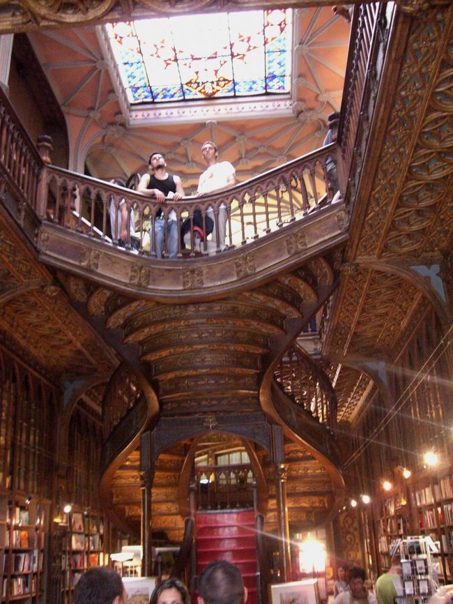 世界遺産の本屋だとかで訪れたところ、想像以上に見事なインテリアでした。訪れてみる価値有り！<br /><br />