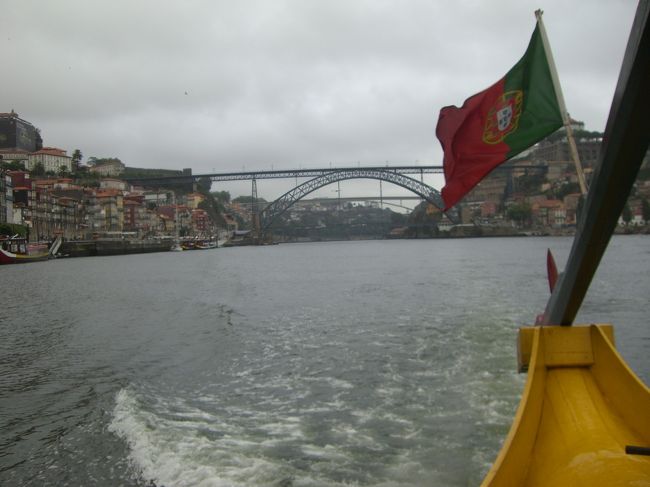 夕食前にリベイラから出ているドウロ川のクルージングを楽しみました。夕景色を楽しむ按配でしたが、生憎の曇り空。それでも、陸地からとは違ったアングルで、ポルトの街並みや橋のパースペクティブを存分に楽しみました。<br /><br />