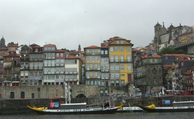 川からのリベイラの街並み。