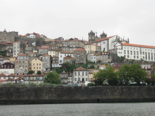 川からのポルトの街並み。