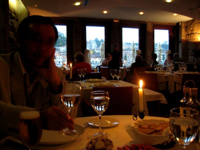 リベイラの「ドン・トーニョ」で夕食。<br />予約は日本からネットでしておきました。<br />生憎、窓際の景色の良い席はキープできませんでしたが、雰囲気はなかなか結構。<br /><br />