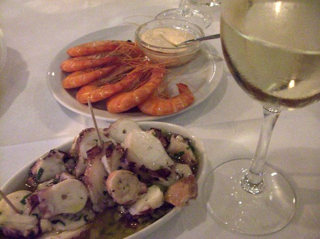 食前酒としては覚えたての「白のポートワイン」。<br /><br />前菜はエビのボイルしたものとタコのマリネ。<br />シンプルで「おつまみ」として最高。<br />