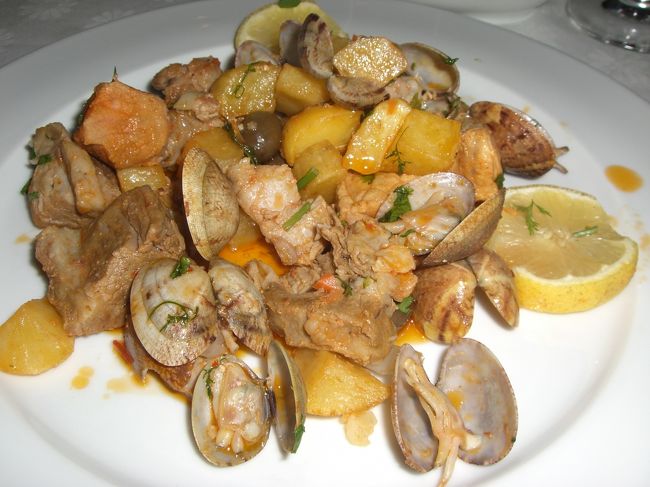 「トリッパ」を使ったポルトの名物料理を期待しましたが、ディナーゆえなのか、メニューに無くて残念。<br /><br />私のメインは豚とアサリの炒め物。<br /><br />何となく東南アジアっぽい（フィリピンっぽい？）味<br />付けで、関係あるのか無いのかわかりませんが、ポルトガルと東南アジアとのつながりに思いを馳せながら食べました。美味しかった。<br />