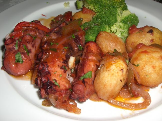 家内はというと、この日のランチもタコだったというのに、あくまでもタコ。タコとイモの炒め物。前菜＝タコ、メイン＝タコ、とタコづくし。それでも確かに美味しい。<br />