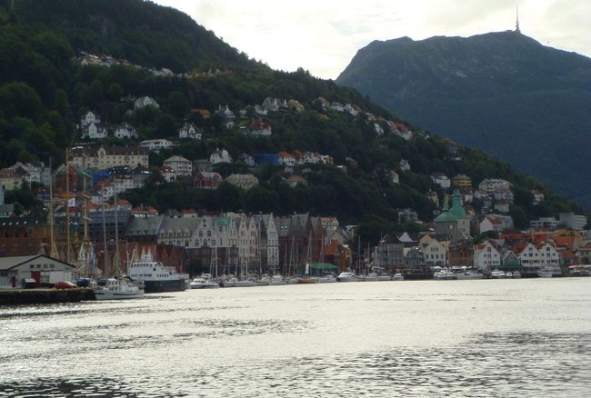 ノルウェーの観光も今日が最後です。<br />ホテルをゆっくり出発して、世界遺産のブリッゲン地区を散策します。<br /><br />写真はベルゲン港から眺めたフロイエン山とブリッゲン地区。