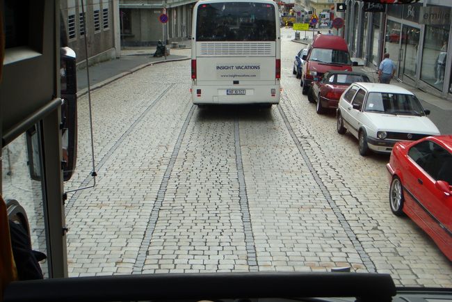 ブリッゲン地区にバスで移動しているところです。<br /><br />石畳の道にある4本の線はかつて路面電車が走っていた名残です。