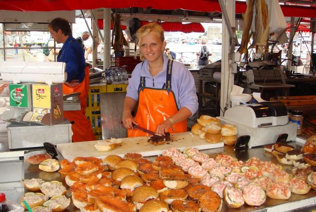 魚市場<br /><br />シーフードのオープンサンドがズラリと並んで、美味しそう！