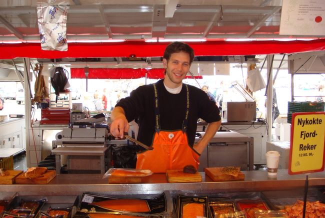 スモークサーモンもたくさん並んで、味見も出来ます。<br />でも、ガイドさん曰く、「ノルウェーのサーモンは養殖なのでお奨めできません。」<br />（そんなこと言っていいの？）<br /><br />実は北欧で頂いたサーモンの味がどうもイマイチだと思っていました。