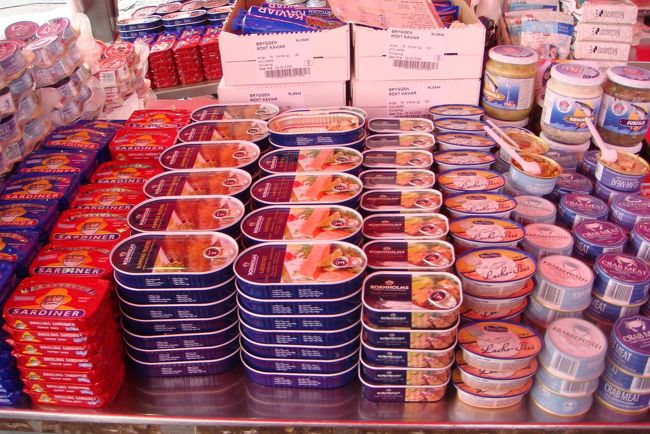 お土産用の缶詰も一杯。<br />でも、先を急ぐので買う暇がない。<br /><br /><br />市場の中に日本人の方の屋台があり、日本円も使えるそうです。<br />時間がある方はゆっくりお買い物を楽しんで下さい。