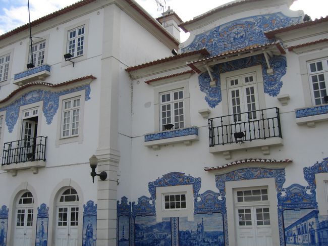 「銭湯のタイル絵」にも似ていますが、見ようによってはそっちの筋のお兄さんの背中に描かれた見事な彫り物の風情もあります。どっちも物語性もありますし。そして綺麗なモンモンです。<br />