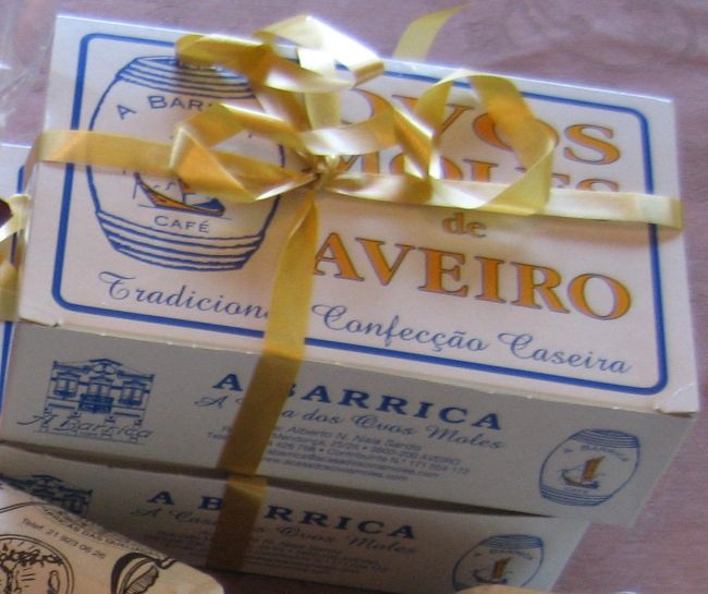 名物で日持ちもするのでお土産には最適とかで、「オヴォシュ・モーレシュ」を買い求め。言ってみれば「卵餡の最中」。好き嫌いはあるでしょうが、卵風味が好きな方ならＯＫじゃないでしょうか。<br /><br />夏場の暑い季節でも、冷蔵庫で冷やしたりすると、コーヒー・紅茶・日本茶、お茶請けとして何でも合いそうなプティフールだと私は思います。まぁ、一度に何個もガブガブ食べるものではないでしょうが。<br />