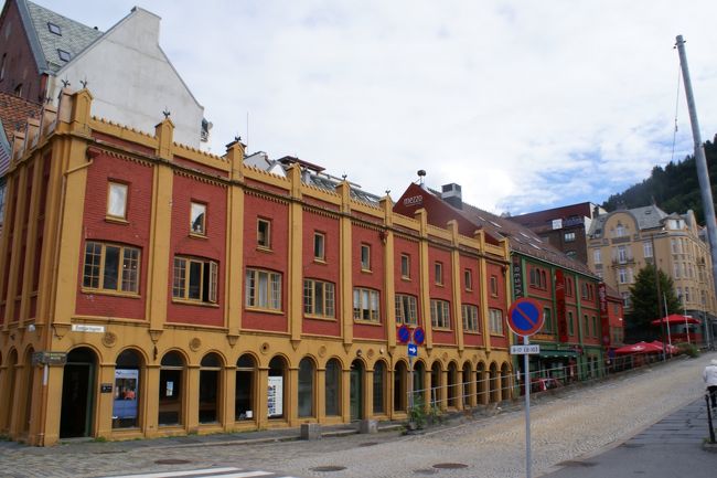 こちらはハンザ博物館<br />ブリッゲン通りに面しています。<br /><br />ブリッゲン地区は13〜17世紀、タラなど干し魚の取引で賑わったベルゲンに、ドイツから来たハンザ商人が貿易事務所を開き、居住を許された地区です。<br /><br />メキシコ湾流の影響で冬も暖かく、港が凍らないことで400年も栄えました。