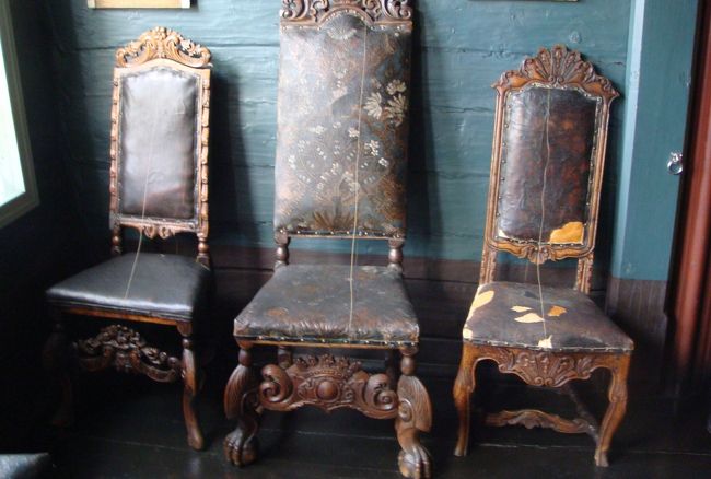 当時、使われていた家具がそのまま展示してありました。立派な椅子だったようです。