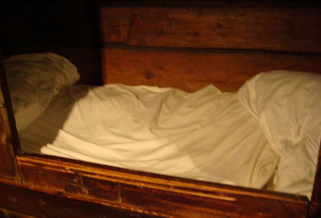 小僧が使用していたベッド<br />畳１帖もない、とても小さいベッドですが、ここに二人が寝ます。一人でも狭いのに、二人でどうやって寝ていたかというと、体を折り曲げて寝ていたそうです。<br /><br />ホテルのベッドの幅が狭いと思っていましたが、納得できました。<br />