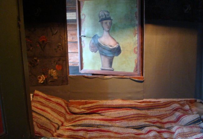 出世すると、一人でこのベッドを使えます。<br /><br />単身赴任なので、女性の絵が飾られていたとか・・・