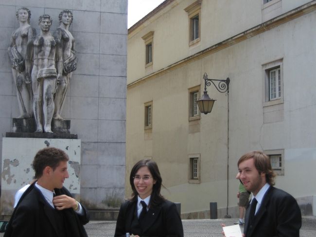 添乗員がそれにつけ込んでくれて、やれ「マントをはおってみてくれ」だの、「記念写真を撮らせてくれ」だの、はては「大学の校歌（寮歌？）を歌え」などと矢継ぎ早に注文。ポルトガルのエリートたちも、大阪のオネエチャンのパワーにあれよあれよと言う間に寄り切られてしまい、「いや、ヘタだから・・・」と尻込みしつつも、結局は注文どおり歌ってくれました。<br /><br />まぁ、確かにヘタでしたが、それはさておき、本当にありがとう。とても素晴らしい旅の想い出となりました。<br /><br />機を見て敏なる添乗員さんの旅の演出力（サービス精神とド厚かましさ）には心から感謝したい。あんたはエライ！<br />