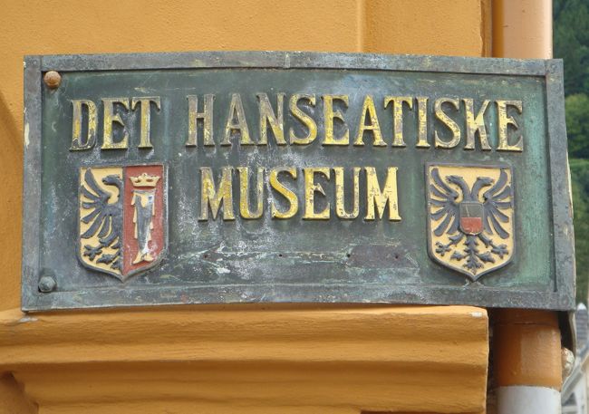 ハンザ博物館に掛けられていた看板。<br />左の紋章はビールのラベルに使われています。