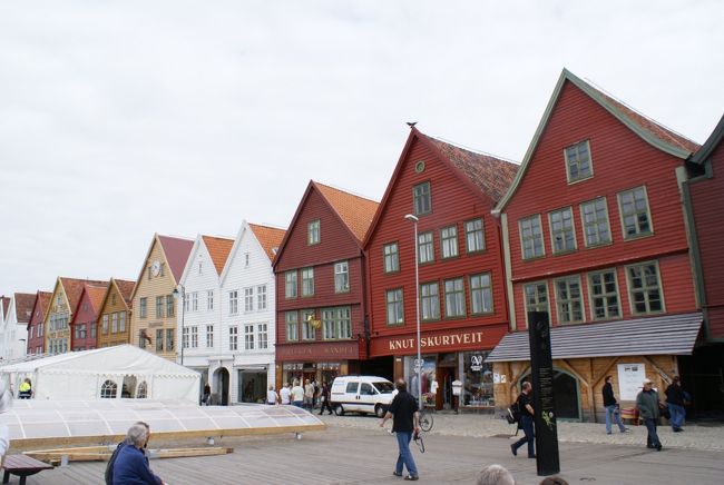 ブリッゲン地区の建物<br />何かイベントがあるらしく、工事をしていました。<br />テントが邪魔なんですよね。