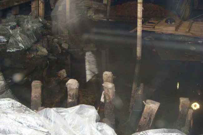 建物が傾く原因はどうやら地下水にあるようです。<br />建物の外から写した写真