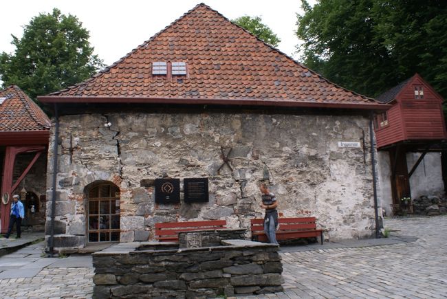 石畳の広場があり、中央には井戸が掘られています。