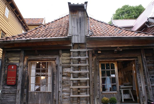 井戸を囲むように古い建物が並んでいます。