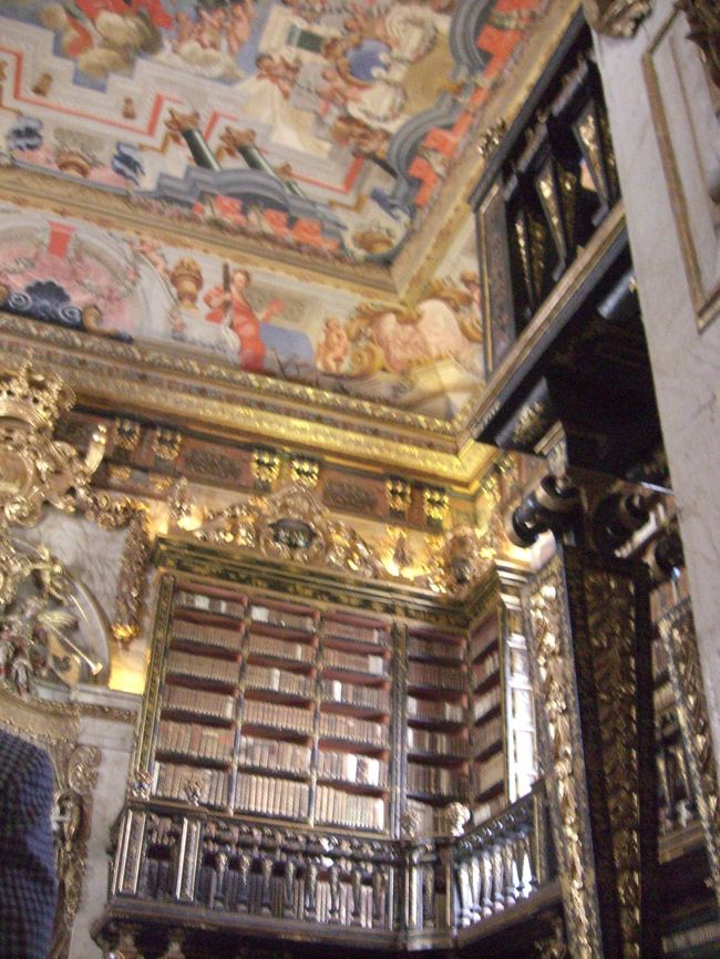 コインブラ大学の図書館。<br /><br />ネット時代となって以降、いわば情報を消費・浪費しがちな私たち。「知識」に対する尊厳なり、「知識」そのものが持つ威厳なりが、知らず知らずに軽々しくなってしまってはいないか？・・・・などとツラツラ考えさせられる、それほどまでに威厳、尊厳のある図書館でした。<br /><br />