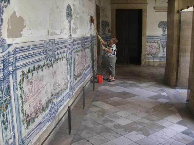 大学校舎のパテオ。<br /><br />学校はお休みとあって、とても静か。<br /><br />