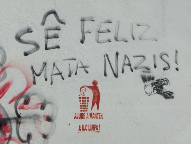 大学の裏手の壁に描かれた落書き。<br /><br />「無能な教授をゴミ箱に捨てて、大学を綺麗にしましょう」という学生からのメッセージだそうな。落書き禁止のお達しに対する学生たちのリアクションなのだとか。風刺の効いた応酬です。<br /><br />何もかも白けてしまっていてコミュニケーション自体が成り立ちがたい現代日本人の目には、むしろ新鮮、且つ、健全なコミュニケーションとも映ったりします。<br />