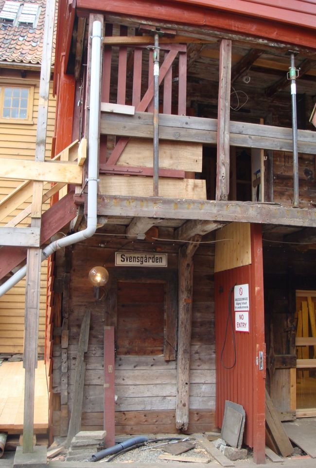 このように朽ちてしまった柱を修復していました。