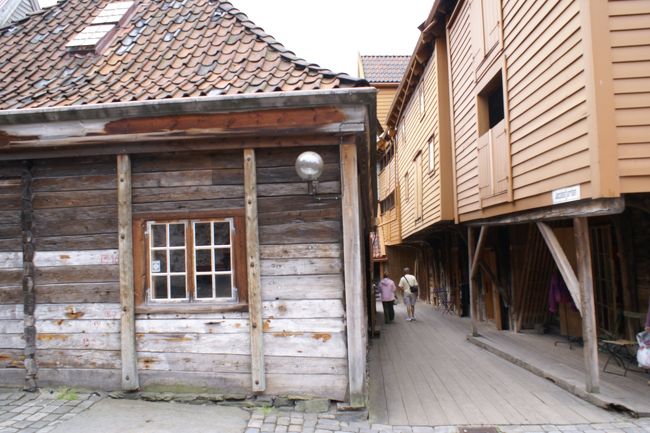 右側の建物は細い支柱で大丈夫なんでしょうか？