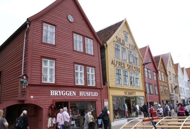 ブリッゲン通りから見て右半分の、このレンガ色の建物までが中世時代の建築物です。