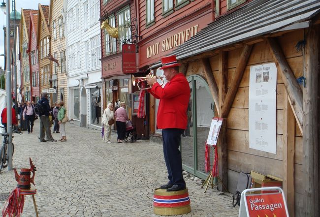 ここで20分間のフリータイム。<br />20分で出来ることって何だろう？と思いながら、街角でトランペットを吹く人をビデオに写す。