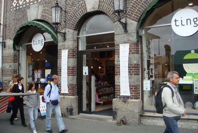 デンマークへ行ったら、ノルウェークローネのコインは使えなくなるので、何か買い物をしなくっちゃ！<br />と、焦って入ったお店です。