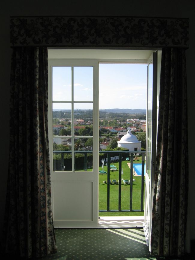 コインブラ近郊、コンデイシャ・ア・ノーヴァの「ポザーダ・デ・サンタ・クリスティーナ」で宿泊。<br /><br />リゾートホテルが立地するような見とれるほどの景色でも何でもない。ポサーダの周囲に広がるのは言わばありきたりの田舎の風景なのですが、不思議と気持ちがゆっくりとします。<br /><br />３階の部屋の窓を開けば、馥郁とした田園からのそよ風が入りこみ気持ちいい。エアコン要らず。<br />