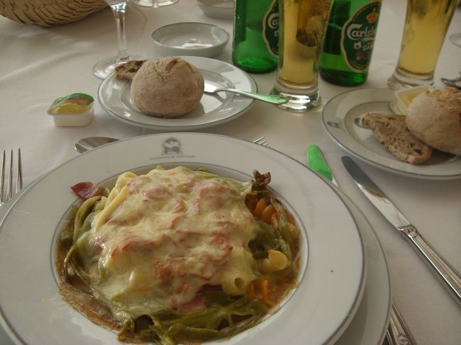 ポサーダの夕食。どうってことは無い夕食ではありましたが、寛いで楽しめました。<br /><br />これはパスタのオーブン焼きのような一品。私としては久しぶりに食べるパスタ（麺類）で美味しかった。<br />