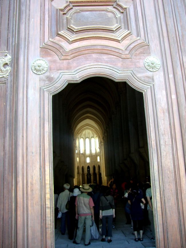 教会の入口。<br /><br />ファサードの華やかさとは対照的に、中は極めて清廉なインテリア。禅寺のような、気持ちの良い張り詰めた空気が漂っていました。それでいて、フォトジェニック。とても気に入りました。<br /><br />