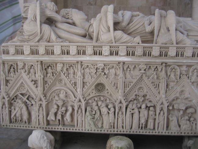 ペドロ1世と愛妾イネスの悲恋ゆかりの教会。<br /><br />二人の棺はなるほどとても素晴らしい細工が施された見事なものでした。宝物を狙ってなのか、ナポレオン時代に壊されかけた痕跡も残されていて、かえって生々しい。<br /><br />