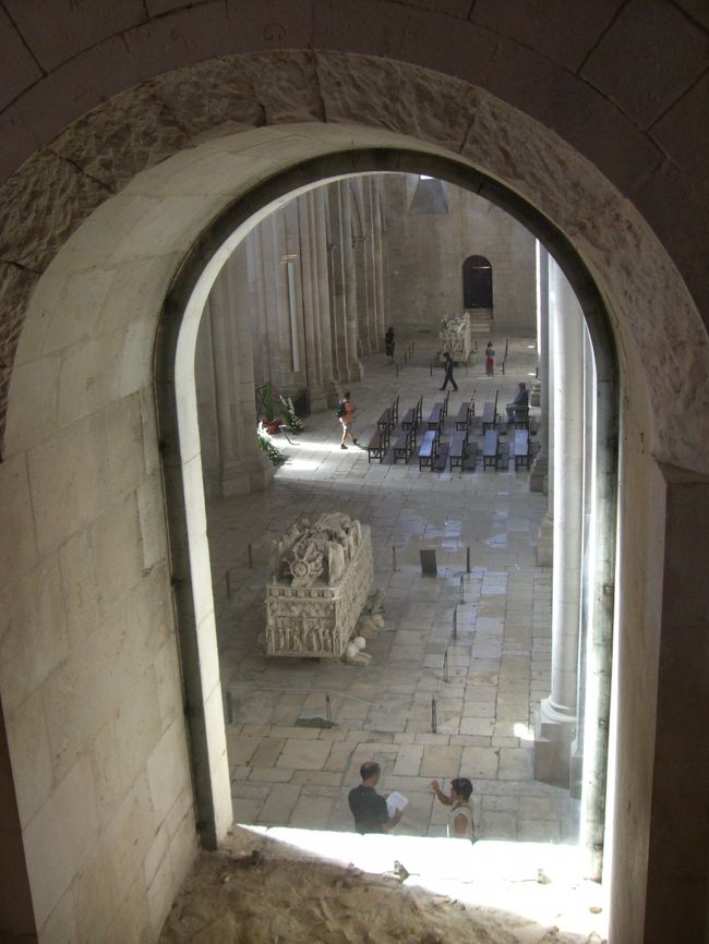 ペドロ1世とイネスの棺は教会の左右にあり、目覚めたときには丁度お互い顔を合わせられるよう向かい合わせに配置されているのだとか。<br /><br />しかし、イネス嬢、寝起きの顔のままではマズイだろうに。<br />