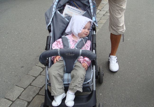 レストランを出ると、ベビーカーに乗った可愛い赤ちゃんが・・・<br />皆で写真を撮るのでソッポを向かれてしまいました。<br /><br />「見ないでよぉ〜！」目が訴えています。<br />ベビーカーを引くお父さんは嬉しそうでした！
