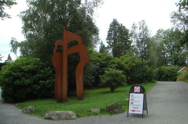 12：55<br />ブリッゲンからベルゲン出身の作曲家、エドヴァルド・グリーグの家にやって来ました。<br /><br />写真のモニュメントはグリーグの横顔をモチーフに作られたものです。